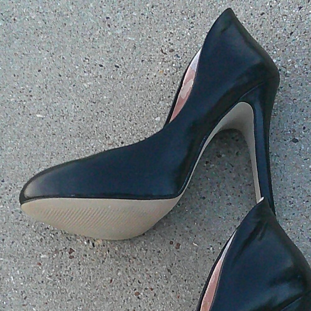Women's BCBG Generation Black Pumps Heels Size 5 - Picture 4 of 10